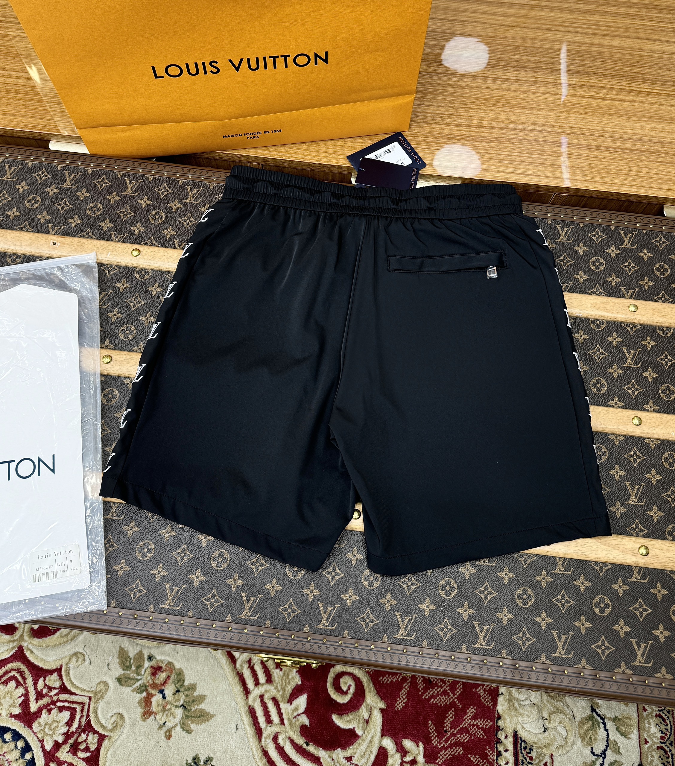 Quần short gió Louis Vuitton LV logo LV viền sườn Like Auth 1-1 on web CD MK